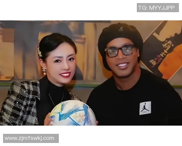 足球明星意外被热情粉丝亲吻现场反应引发热议与关注